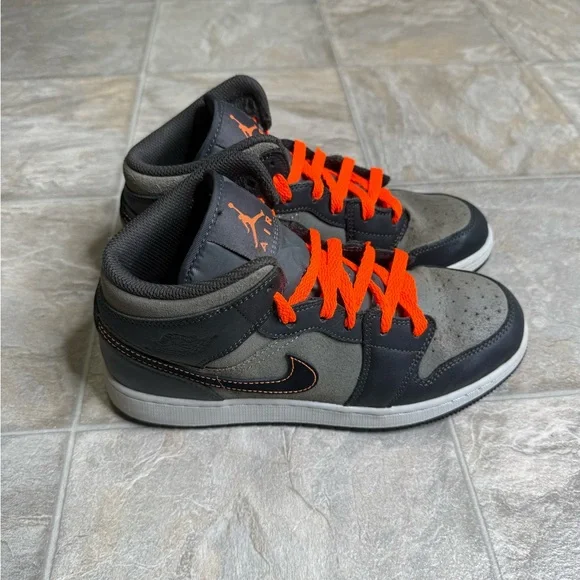 Air Jordan 1 Mid SE Night Stadium GS Shoe Size 6.5Y Grey FQ8341-017 Preowned - Picture 2 of 7